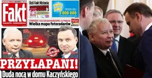 Widać na nich, jak kim przecina wstęgę i stoi w otoczeniu swych pracowników. Fakt Duda I Kaczynski Przylapani Pod Oslona Nocy Odbyli Tajne Spotkanie