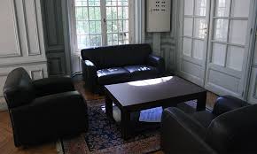 I just found the salon on yelp, and called to set an appointment.the lady on the phone was extremely accommodating. Petit Salon Fondation Des Etats Unis