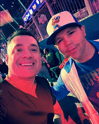 Siempre un honor acompañar a mi sangre, mi hermano, la mera punta del tren  del boxeo mundial, compa Eddy @caneloteam. Somos los que somos y estamos  los que estamos. Aquí la lealtad