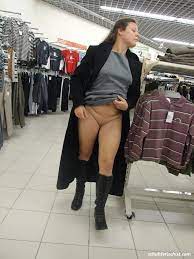 Nackt im Kaufhaus unterwegs - Stiefel und High Heel Fetisch-Bilder