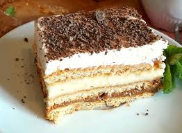 ● 250 g biscuiți petit beurre cu vanilie ● 250 g biscuiți petit beurre cu cacao ● un litru lapte ● 160 g zahăr pudră cu aromă de vanilie ● o lingură esență 2. PrÄjiturÄ Cu Blat De BiscuiÈi Èi CremÄ De BudincÄ FÄrÄ Coacere