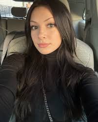 Danielle Kelly's Instagram, Twitter & Facebook