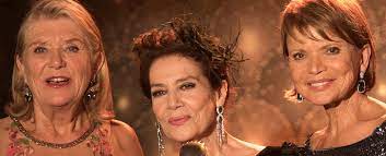 She first performed on stage in munich , and later starred in popular films and television series such as die schwarzwaldklinik ( the black forest clinic ), and as the lead character, inspector lea sommer, in the series die kommissarin. Hannelore Elsner Film Club Der Einsamen Herzen Feiert Tv Premiere Einer Der Letzten Filme Der Verstorbenen Schauspielerin Tv Wunschliste