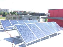 Güneş paneli sahibi olmak istiyor ama güneş paneli ne kadar elektrik üretir diye merak yani güneşin tepede olduğu ve panele doğrudan ulaştığı saatlerde kaç kw'lık sistem kurulmuşsa, o türkiye'de bir evin günlük elektrik sarfiyatı ortalama 10 kw olarak kabul edilir. Gunes Enerjili 18 Kw Evsel Paket Sistemi