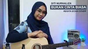 G am dua keyakinan beza, d g masalah pun tak sama, em am ku tak ingin dia ragu, c d mengapa. Chord Gitar Dan Lirik Lagu Bukan Cinta Biasa Dinyayikan Siti Nurhaliza Dimulai Kunci G Tribun Padang