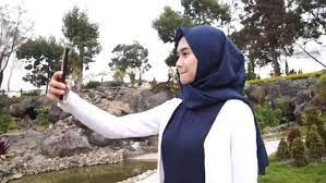 Saluran air alami yang membuat kolam dengan nuansa kehijauan akan menyongsong kehadiranmu sesudah lakukan perjalanan yang cukup melelahkan. Tirto Gumarang Wahana Wisata Keluarga Tirto Gumarang