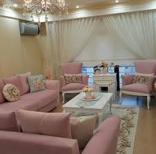 Das Lebendige Blumenmuster In Dem Die Pastelltone Von Rosa Mit Weiss Innenarchitektur Schlafzimmer Wohnzimmer Design Wohnung Einrichten Ideen