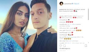€* 15 eki 1988, gelsenkirchen, almanya. Alman Milli Takimi Ni Birakan Mesut Ozil In Sevgilisi Amine Gulse Nin Sirtina Yaptirdigi Dovme Yillar Sonra Farkedildi Magazin Haberleri