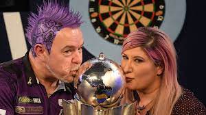 Peter wright surprised the yorkshire vet viewers on tuesday, june 8th 2021 (series 12 episode 9) with the news that he was moving to a new practice. Peter Wright So Machte Ihn Seine Frau Zum Darts Weltmeister Promiflash De