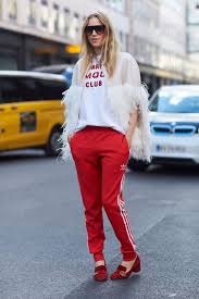 Vous voulez un jogging à pression ? Comment Porter Le Rouge Cette Saison Nos Inspirations Pour Savoir Comment Porter Le Rouge Ce Printemps Elle Mode Annees 90 Fashion Week Idees De Style