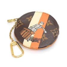 Learn how we diligently authenticate, buy and sell only original louis vuitton the classic monogram on a louis vuitton bag are interlocking letters lv, where v is slightly above l. Louis Vuitton Louis Vuitton Porte Monnaie Monogram Groom Canvas Round