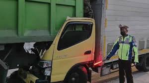 Padahal lokasi yang ia kunjungi merupakan zona wajib bermasker. Khofifah Minta Industri Alat Medis Tambah Kuota Untuk Jatim Guna Atasi Kelangkaan Surya