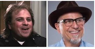 Polis akademisinde beni yaran sahnelerden biridir.gerçi zed'in olduğu tüm sahneler komik.eğitim sahnesi 0:30'dan itibaren başlamaktadır.film. Simdi Neyapiyor On Twitter Bobcat Goldthwait Bildigimiz Adiyla Zed Polis Akademisi 2 Filmiyle 1985 De Ulkemizde Tanindi Simdi Ulke Capindaki Komedi Kluplerinde Sahne Aliyor Https T Co Rkg1ijgqlv