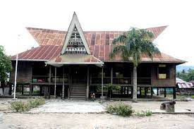 Rumah adat batak menggunakan fondasi tipe cincin, yaitu tipe yang menjadikan batu sebagai tumpuan kolom kayu yang ada di atasnya. Rumah Adat Sumatera Utara Nama Keunikan Gambar