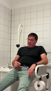 在医疗大楼的公共厕所里打飞机。未经编辑