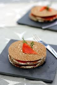 Millefeuille De Crepes Au Saumon Fume Fromage Frais Et Concombre Amandine Cooking Crepe Au Saumon Saumon Fume Recettes De Cuisine
