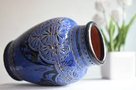 Vase Bleu Grave En Ceramique 23 Cm Produit Artisanal 100 Etsy Poterie Vintage Vases Bleus Decoration Interieure Entree