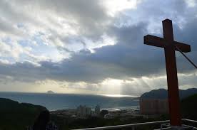 芥菜種會萬里營地屋頂的十字架與曙光20131110 photo celestial sunset