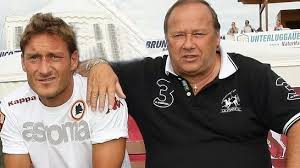 Francesco totti today is a sport manager but for italian people still remains the captain of as roma. Vater Von Francesco Totti Am Coronavirus Verstorben