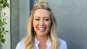 Hilary duff is reprising her titular teen sitcom. Hilary Duff Debuts Lizzie Mcguire S Blonde Hair Color Photos Allure