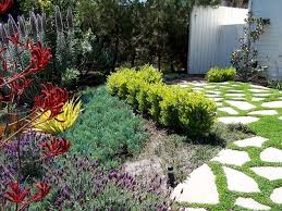 Water Saving Landscaping Ideas For Traditional Homes Traditional Landscape Easy Landscaping Water Saving Landscape