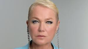 A sus 60 años, Xuxa se puso un atrevido traje de armadura dorado que resaltó sus atributos