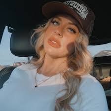 Deena Andrews's Instagram, Twitter & Facebook