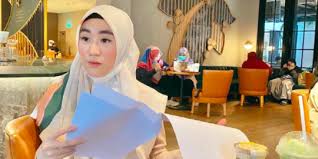 Putra sulung kh kondang arifin ilham alvin faiz menikah muda dengan gadis cantik larissa chou. Kabar Terkini Perceraian Alvin Faiz Larissa Chou Inginkan Hak Asuh Anak Merdeka Com