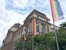 Juni 2020 mit dem global pride day auf gewalt und diskriminierung gegen lesben, schwule, bisexuelle anschließend zeigt das bild die gehisste regenbogenflagge neben der flagge der. Campus Charlottenburg Flaggt Zur Pride Week Die Regenbogenfahne Weht Uber Der Tu Berlin Und Der Udk Queer Gesellschaft Tagesspiegel