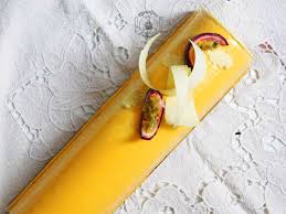 Buche Exotique A La Mangue Fruits De La Passion Et Noix De Coco Avec Images Buche De Noel Aux Fruits Fruit De La Passion Buche De Noel Exotique