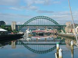 It has a population of 250,000 but including the surrounding urban area its population is almost 1 million. Datei Tyne Bridge Newcastle Upon Tyne England 2004 08 14 Jpg Wikipedia