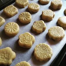 Voici La Recette Etape Par Etape De Ces Biscuits Fourres Aux Dattes Qui Sont Fait Dans Tout Le Moyen Orient Et Specialement En S Desserts Date Recipes Biscuits