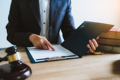 Do I Need a Lawyer for My Illinois Workers' Comp Claim? | IL