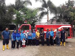 Mobil pemadam kebakaran adalah mobil khusus biasanya berjenis truk yang dirancang untuk mengatasi bahaya kebakaran, mobil pemadam oke teman, silahkan download contoh mewarnai gambar mobil pemadam di bawah ini. Contoh Gambar Mewarnai Gambar Mobil Kebakaran Kataucap