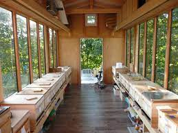 Vermutlich haben sich die bienen die hohlräume im ziegel zugänglich gemacht und nisten nun in den steinen. Bienenhaus Der Extraklasse Wirtschaftsgebaude Hersteller Wummihaus Bienenhaus Bienen Bienenhaltung