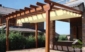 Pérgola de estructura de acero con madera estilo domino e iluminación y con cubierta de policarbonato, dale plusvalía a tu hogar con. Pergolas De Madera Dale Un Toque De Elegancia A Tu Jardin O Terraza Arquigrafico