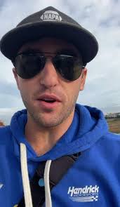 Chase Elliott racing at Martinsville