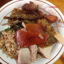 Nah, meski isian lauk di nasi campur bisa diisi sesuai selera, tapi ada lima menu wajib yang harus ada di sepiring nasi campur khas bali. Pork Foodie Lunatic