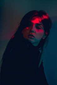 Shaping Hard Light From A Small Off Camera Flash For Dramatic Portraits Portrait Photography Light Photography Photography Inspiration