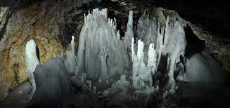 Peştera gheţarul de la scărişoara este una dintre cele mai emblematice atracţii naturale din munţii apuseni. Pestera Scarisoara Program