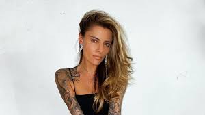 Sophia thomalla (28, da muss mann durch) nimmt bekanntlich selten ein blatt vor den mund. Krisenzeit Sophia Thomalla Macht Sich Fur Tatowierer Stark Promiflash De