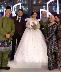 Marina mula berkonflik dgn ikram. Bagaikan Cinderella Majlis Resepsi Nina Iskandar Lan Lebah Meriah Sensasi Selebriti