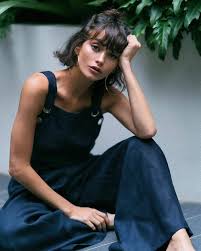 A Blue Jumpsuit Medium Length Hair Semi Free Hairstyle Big Earrings Hairstyle Woman Style Short Hair Styles Hair Styles Which Hairstyle Suits Me