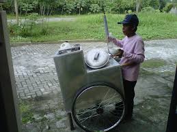 Saat ini sudah banyak yang menjual bubur kacang hijau, terkadang penjual bubur kacang hijau berjualan keliling. Gerobak Bubur Baru Pak Saidi Kompasiana Com