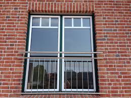 Fenstergitter Edelstahl Mit Senkrechten Fullstaben Fenstergitter Franzosische Balkone Fenstergitter Edelstahl