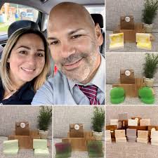 YotambienEMPRENDO Daritza Rivera Montero, de 39 años y de Utuado, Puerto  Rico, junto a Eduard Irizarry Jiménez, cuentan con su propio negocio  llamado Esencia D' Aromas by Dary, donde vende jabones artesanales