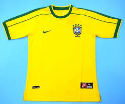 Acheter maillot bresil pas cher. Voici Le Superbe Maillot Retro Porte Par L Equipe Du Bresil Lors De La Coupe Du Monde 1998 En France Emmene Par Le J Maillot Retro Maillot De Football Maillot