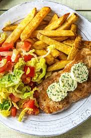 Schweinesteak Mit Krauterbutter Knusprigen Kartoffelstiften Und Frischem Salat Rezept Schweinesteaks