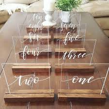 Tableau Acrylique Transparent Chiffres Avec Base En Bois Plexiglas Numero De Table Lieu Numer In 2020 Acrylic Table Number Rustic Wedding Signs Wedding Table Numbers