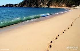 Caminar A La Orilla De La Playa Donde Lo Que Menos Importe Es El Tiempo Asi Es Puerto Escondido Viajes A Oaxaca Oaxaca Playas Hermosas